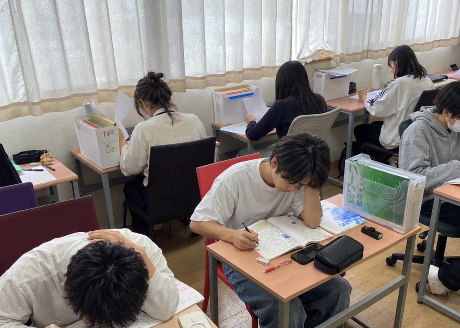 教室で一緒に勉強する生徒たち