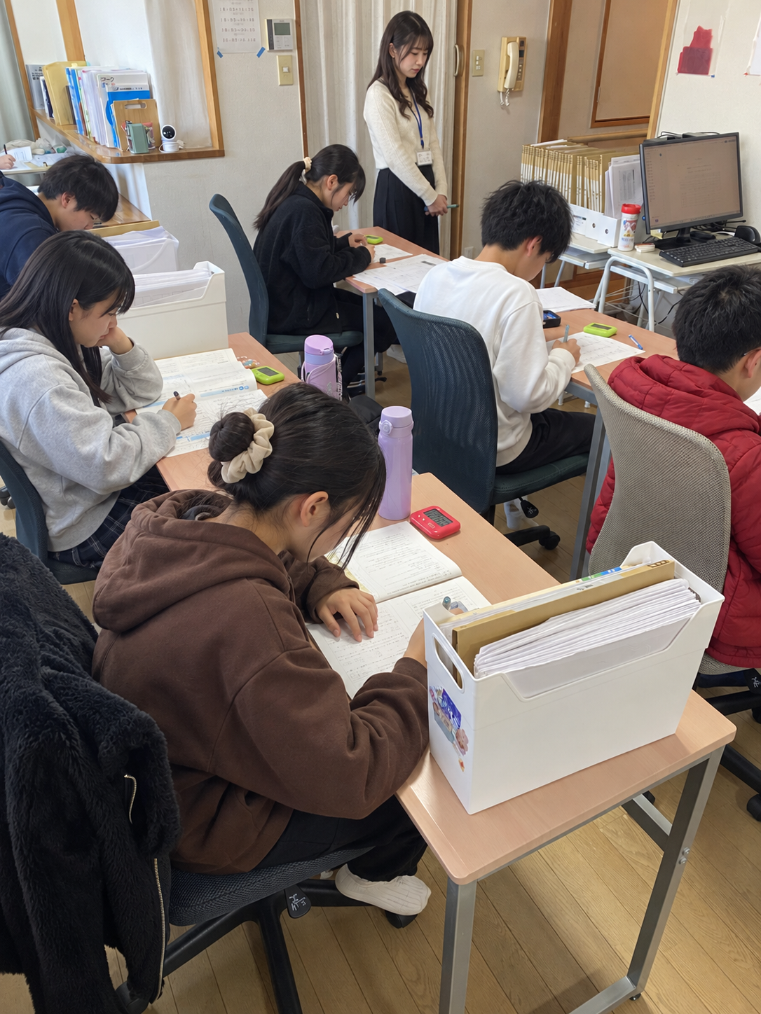 ことばこの教室で、生徒が集中して問題に取り組んでいる様子