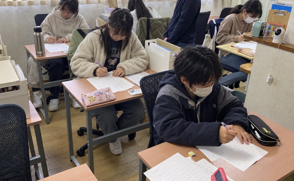 勉強する生徒たち